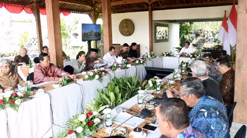 Presiden Joko Widodo memimpin rapat terbatas dengan para Menteri Kabinet Kerja di Patio Main Joglo, Plataran Borobudur Resort and Spa, Kabupaten Magelang, Jumat (30/8/2019). Foto: Setpres