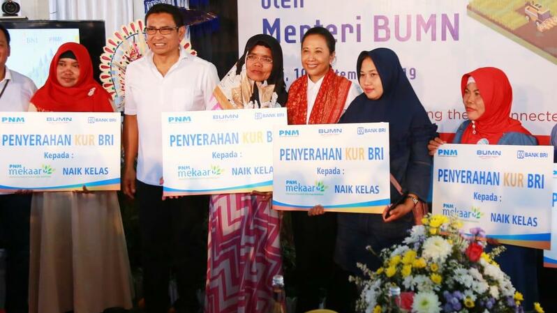 Menteri BUMN Rini Soemarno (tiga dari kanan) dan  Wakil Direktur Utama BRI Catur Budi Harto (dua dari kiri) bersama nasabah Mekaar naik kelas yang mendapatkan fasilitas KUR Mikro BRI di Klungkung, Bali, Selasa (10/9/2019). (ist) 