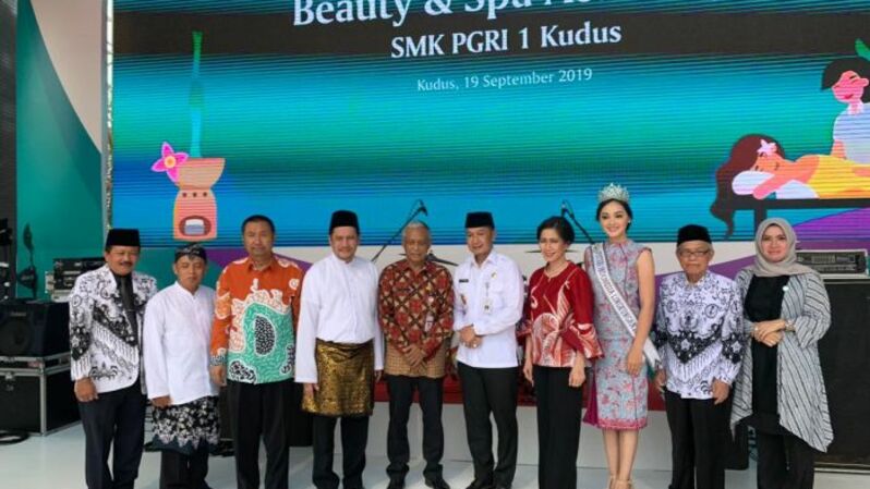 Mustika Ratu bersama Djarum Foundation mengadakan kerjasama melalui pendidikan dan keterampilan Tata Kecantikan di SMK PGRI 1 Kudus.