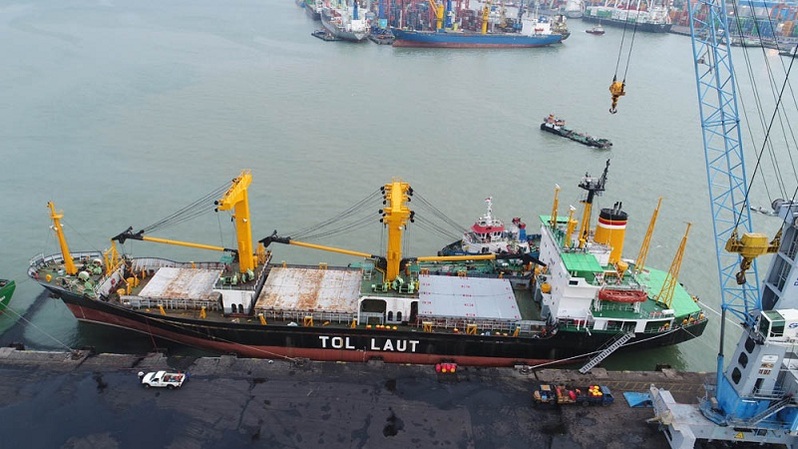 Kapal tol laut sedang melakukan kegiatan muat di Pelabuhan Tanjung Perak Surabaya.