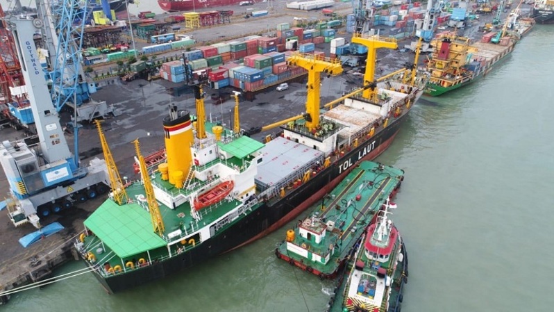 Kapal tol laut sedang melakukan kegiatan muat di Pelabuhan Tanjung Perak Surabaya.