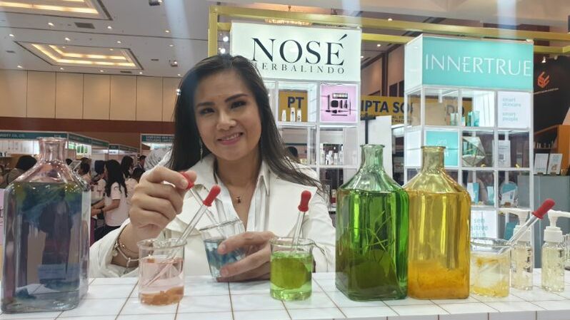 Direktur PT.Nose Herbalindo memperliahtkan bseragam ekstrak tanaman yang digunakan untuk formula kosmetik di pameran Cosmobeaute 2019 di JCC, Jakarta.