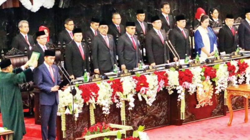 Presiden Joko Widodo mengucapkan sumpah saat dilantik menjadi presiden periode 2019-2024 di Gedung Nusantara, kompleks Parlemen, Senayan, Jakarta, Minggu (20/10/2019).
B1-Ruth Semiono