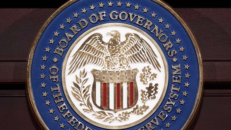 Logo The Fed pada  Gedung Dewan Federal Reserve di Washington, DC., Amerika Serikat (AS). (Foto: AFP)
