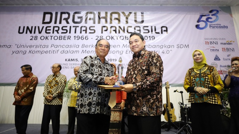 Raih Peringkat 5 PTS Terbaik di DKI Jakarta, Universitas Pancasila Luncurkan Sejumlah Program dan Serahkan Penghargaan Kepada Alumni serta Luncurkan Buku Apa & Siapa Alumni UP pada Ulang Tahun ke 53