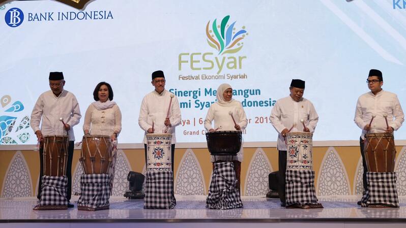 Pembukaan Festival Ekonomi Syariah (Fesyar) Indonesia di Surabaya, Rabu (6/11).