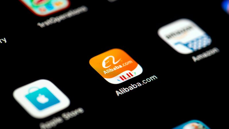 Logo Alibaba - sebuah perusahaan e-commerce multinasional, ritel, internet, dan konglomerat teknologi asal Tiongkok - terpasang pada aplikasi di ponsel pintar. ( Foto: AFP / Lionel BONAVENTURE )