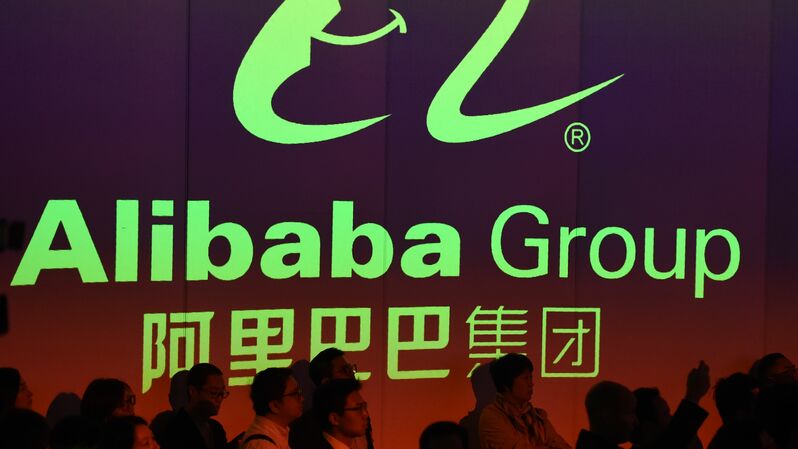 Orang-orang menghadiri debut perdagangan saham Alibaba di Bursa Efek Hong Kong dan Kliring di Hong Kong pada 26 November 2019. ( Foto: AFP / YA AUNG THU ) 
