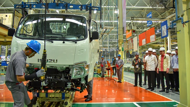 Presiden Joko Widodo (Jokowi) menargetkan Indonesia akan mengekspor 1 juta unit otomotif ke berbagai negara pada 2024.
