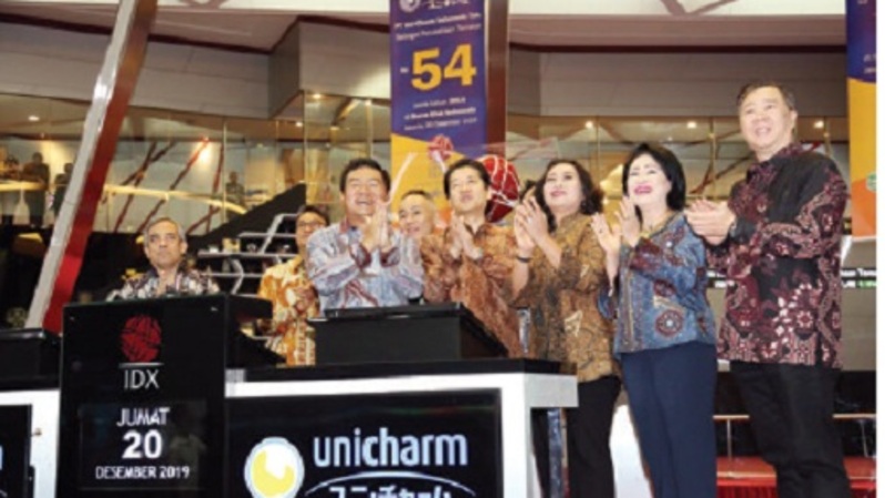 PT Uni-Charm Indonesia Tbk (UCID) saat pencatatan perdana saham perseroan pada Desember 2019. Foto: Beritasatu Photo/Uthan AR. 