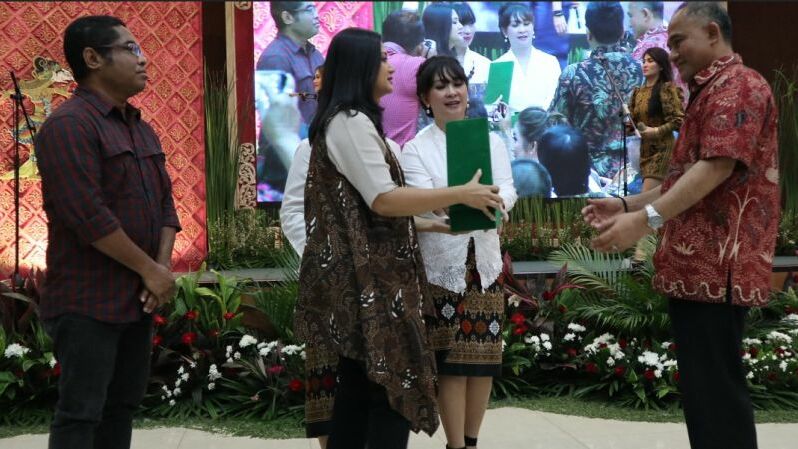 Kepala BNN Komjen Pol Heru Winarko saat mewakili Didi Kempot menerima penghargaan yang diserahkan oleh Lisa Ariyanto.  Foto: PWKI/Ismanto