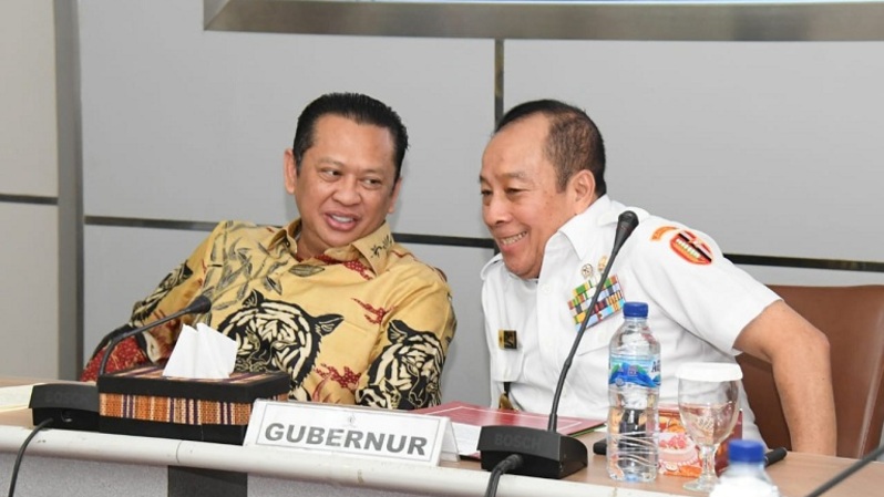 Bamsoet (kiri) bersama Gubernur Lemhannas Agus Widjojo dalam Focus Group Discussion Rumusan dan Posisi Haluan Negara yang Dapat Diimplementasikan Saat ini, yang diselenggarakan Lemhannas RI, di Jakarta, Senin (20/1/20). Foto: IST