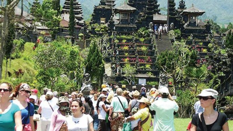 Para wisatawan menikmati suasana di Pulau Dewata. Foto: Bali Travel News