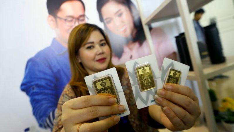 Petugas menunjukkan emas batangan di galeri 24 penjualan Logam Mulia di Jakarta, Senin (2/3/2020). Harga emas batangan PT Aneka Tambang Tbk. (Antam) pada hari ini, Senin (2/3/2020) terpantau mengalami kenaikan sebesar Rp4.000 ke level Rp810.000 per gram. Foto:  SP/Ruht Semiono 