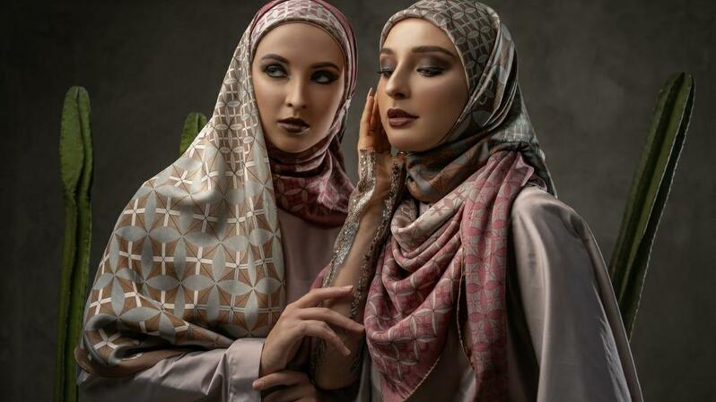 Hijab scarf koleksi Itang Yunasz dan Katonvie menampilkan motif Nusantara