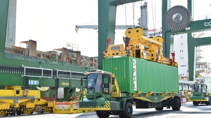 Kegiatan bongkar muat barang SPIL di Pelabuhan Tanjung Perak Surabaya. Foto:Istimewa 