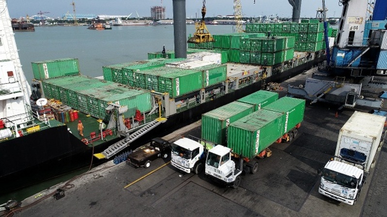 Kegiatan bongkar muat barang SPIL di Pelabuhan Tanjung Perak Surabaya. Foto:Istimewa 