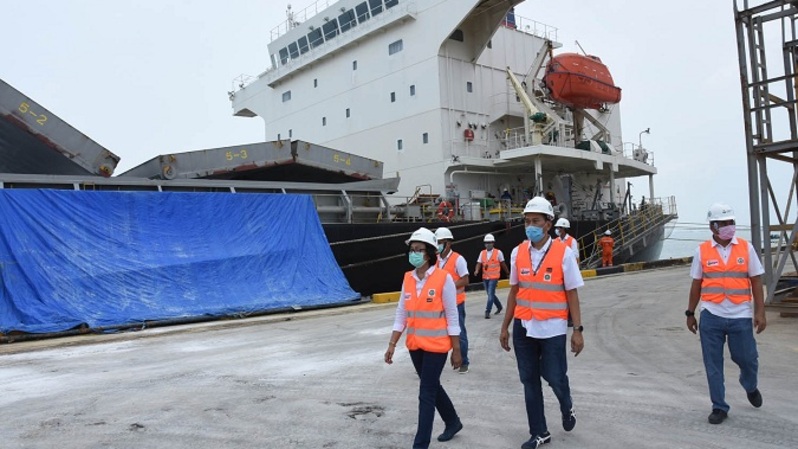 Direktur Pemasaran PT Petrokimia Gresik Digna Jatiningsih (kiri) saat meninjau pemuatan 33 ribu ton pupuk Urea untuk ekspor ke Meksiko di Pelabuhan Petrokimia Gresik, Jumat (27/3/2020). Foto: Istimewa