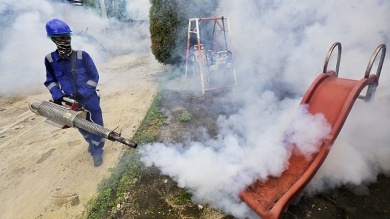 Petugas melakukan pengasapan atau fogging di Pondok Karya, Pondok Aren, Taegerang Selatan, Banten, baru-baru ini. Foto: SP/Ruht Seniono