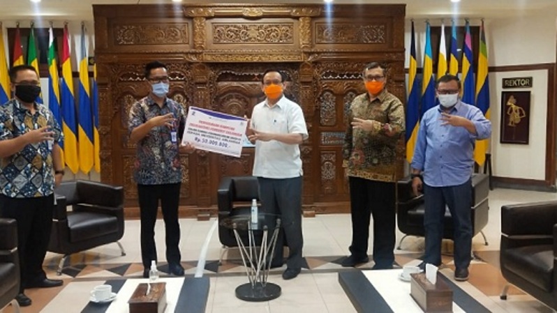 Penerbit Erlangga menyalurkan bantuan kepada Univeristas Airlangga (Unair), Surabaya dan Universitas Sumatera Utara (USU) dalam rangka mendukung kampus mengembangkan vaksin Covid-19. 