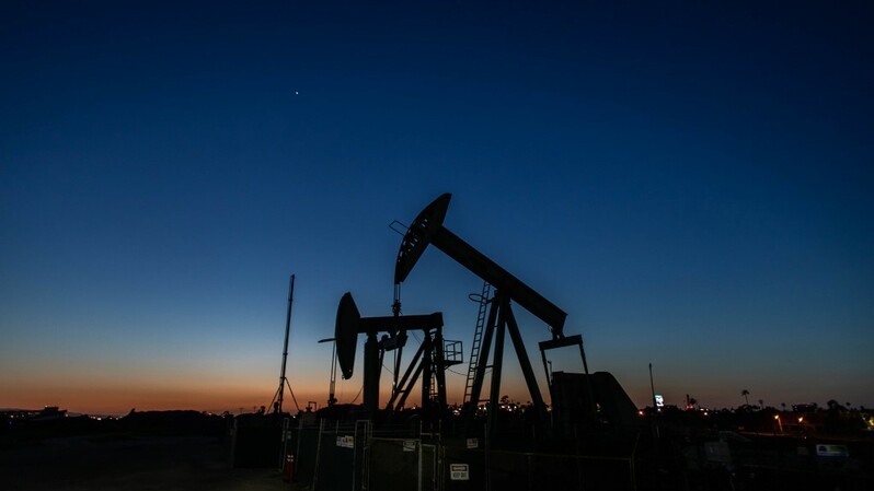 Ilustrasi: Pompa minyak beroperasi di Willow Springs Park di Long Beach, California, AS. (Foto: Apu GOMES / AFP)
