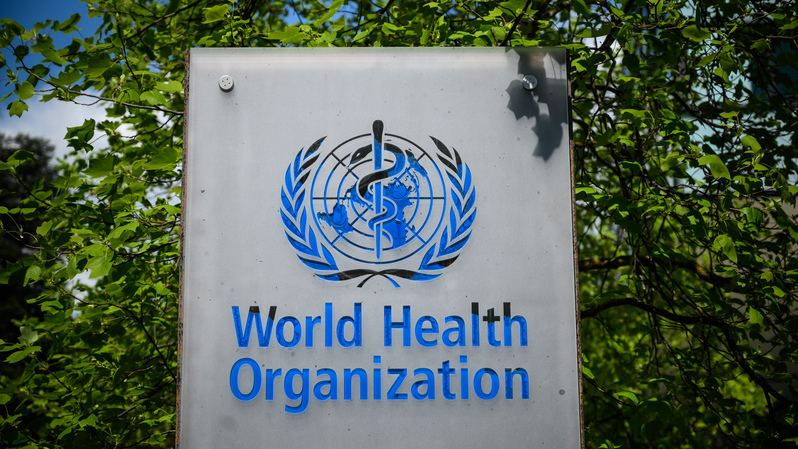 Logo Organisasi Kesehatan Dunia atau World Health Organization (WHO) terpampang di sebelah gedung kantor pusat di Jenewa, Swiss. Foto: Fabrice COFFRINI / AFP 