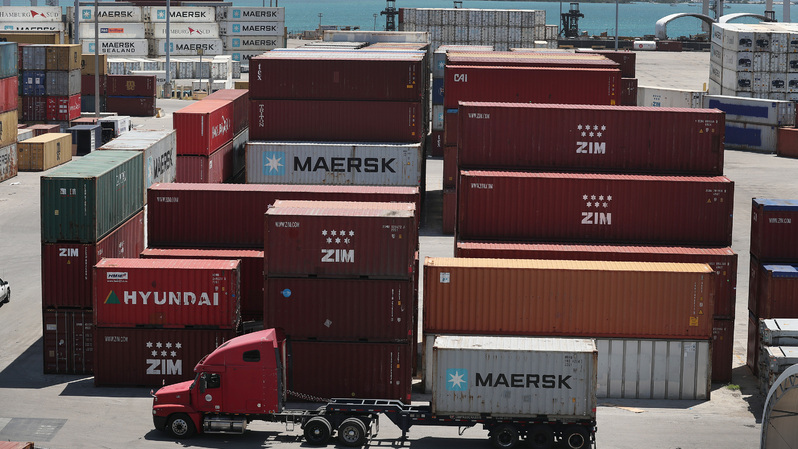 Tumpukan kontainer pengiriman terlihat di dermaga PortMiami, di Miami, Florida, Amerika Serikat (AS) pada pada 29 April 2020. ( Foto: Joe Raedle / Getty Images / AFP )