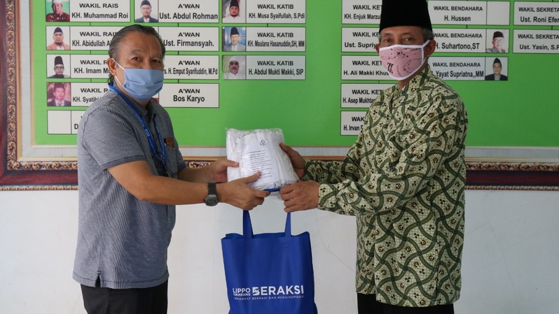 Tim CSR Lippo Cikarang distribusikan beras dan masker kepada warga NU Bekasi