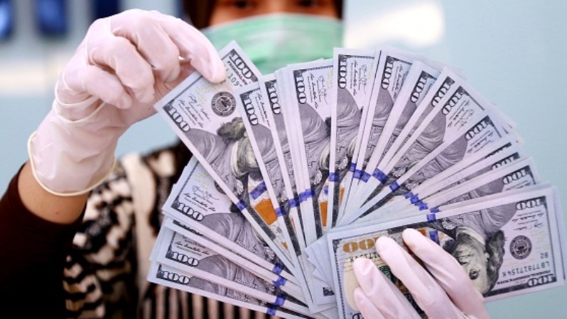 Karyawan memperlihatkan uang dolar AS di Bank Mandiri cabang Jakarta Bursa,.  Foto ilustrasi: BeritaSatu Photo/Mohammad Defrizal
