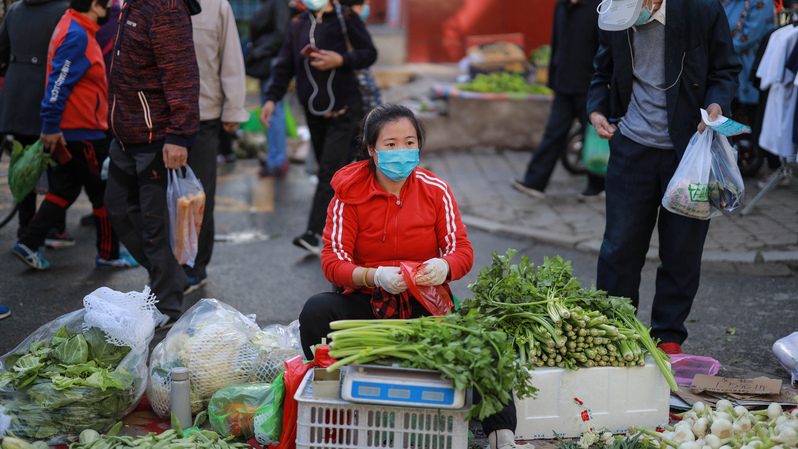 Seorang pedagang sayur sedang menanti konsumen di sebuah pasar di Shenyang, provinsi Liaoning, sebelah  timur laut Tiongkok, pada 12 Mei 2020. ( Foto: STR / AFP )