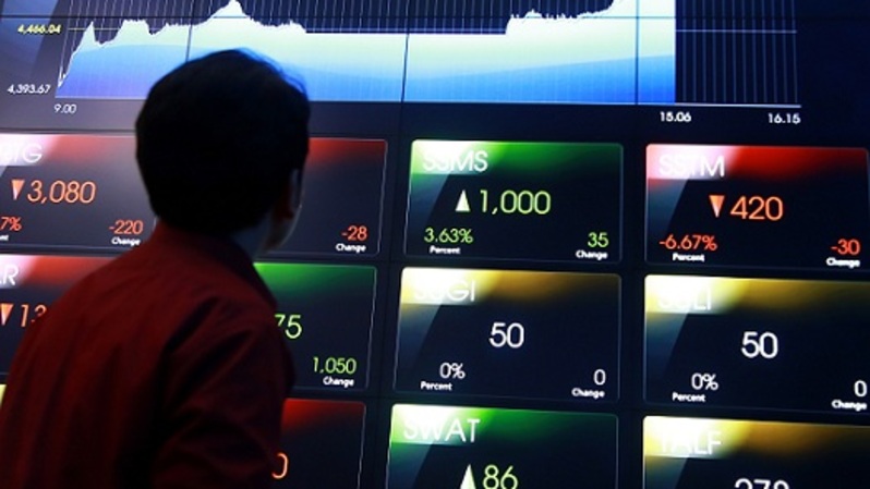 Pengunjung melihat pergerakan harga saham di layar elektronik Bursa efek Indonesia (BEI) di Jakarta. Foto: BeritaSatu Photo/Mohammad Defrizal