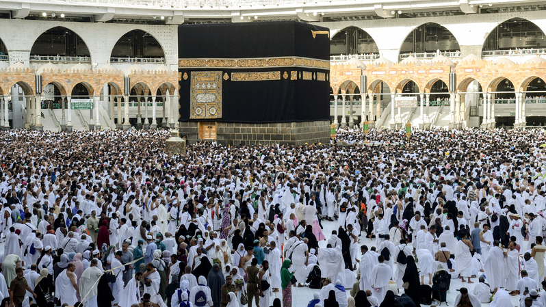 Suasana ibadah haji pada 11 Agustus 2019 di Mekkah, Arab Saudi. Umat Islam sedang melaksanakan tawaf al-Ifada, yakni kegiatan mengelilingi Ka bah sebanyak tujuh kali. ( Foto: FETHI BELAID / AFP )
