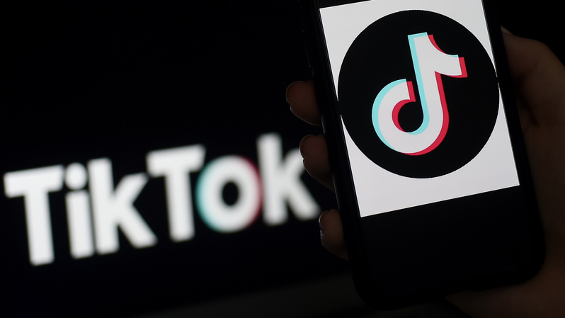 Logo aplikasi media sosial TikTok terpampang di layar ponsel. ( Foto: OLIVIER DOULIERY / AFP )