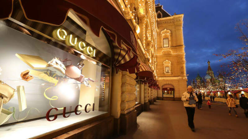 Pejalan kaki melewati toko Gucci di sebuah pusat perbelanjaan di Moskow, Rusia. ( Foto: Andrey Rudakov / Bloomberg / Getty Images )