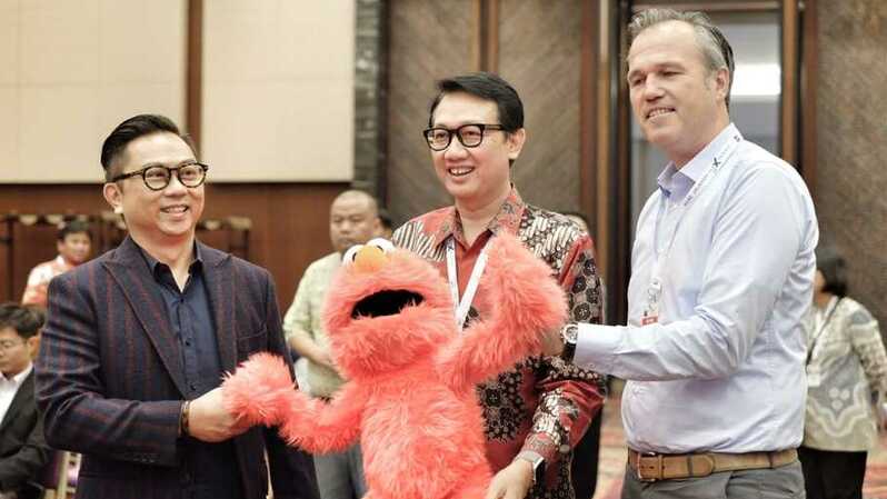 PT Sunindo Adipersada kembali mendapat pengakuan dan kepercayaan dari brand mainan (boneka) internasional, Living Puppets GmBH, untuk memproduksi boneka Sesame Street di pabrik mereka yang berlokasi di Cileungsi, Jawa Barat (Jabar)
