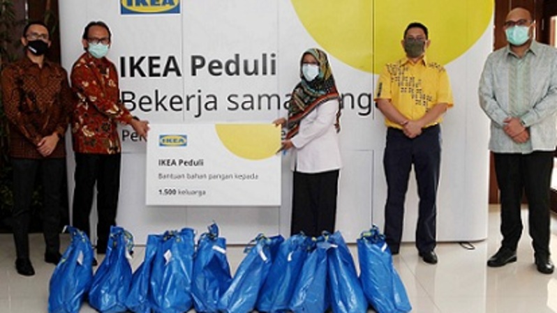 IKEA Indonesia bekerja sama dengan Pemerintah Kota Tangerang mengadakan IKEA Peduli dengan menyerahkan paket bahan makanan pokok bagi 1,500 kepala keluarga di wilayah Tangerang pada Selasa (29/7).  