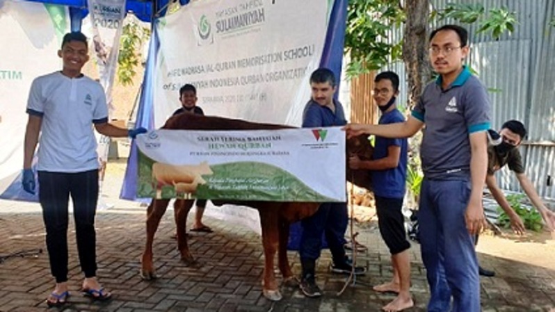 PT Rifan Financindo Berjangka (RFB) Surabaya serahkan 2 sapi sebagai hewan kurban untuk Pondok Pesantren Tahfidz Quran Sulaimaniyah Surabaya, Kamis (30/7/2020). Foto: Istimewa 