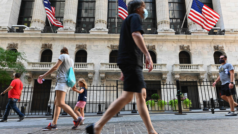 Warga melewati gedung Bursa New York atau NYSE di Wall Street, New York City, Amerika Serikat (AS). ( Foto: Angela Weiss / AFP )