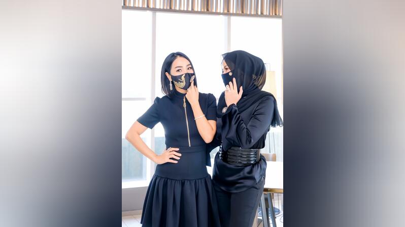COO Passion Jewelry Airyn Tanu (kiri) dan aktris Olla Ramlan (kanan) mengenakan masker bertahtakan berlian. Masker seharga Rp10 juta ini diluncurkan Passion Jewlery