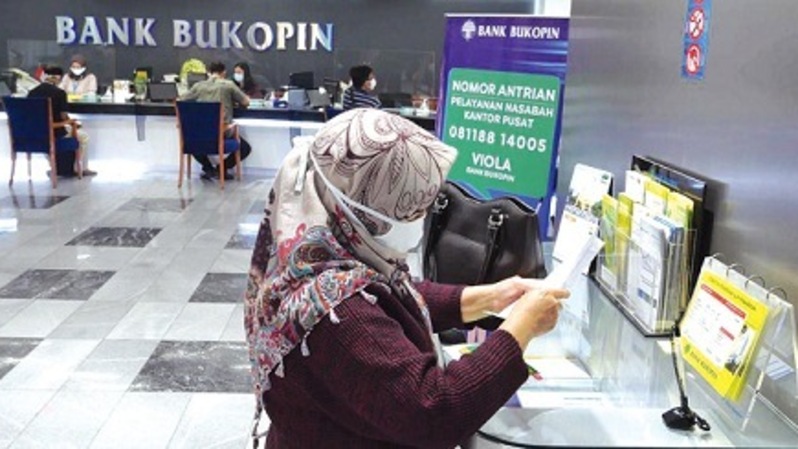Nasabah mendapatkan pelayanan di kantor cabang Bank Bukopin, Jakarta, beberapa waktu lalu. Foto ilustrasi: Investor Daily/David Gita Roza 