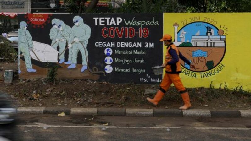 Petugas PPSU Bukit Duri menyelesaikan mural tentang peringatan menjaga protokol kesehatan mengantisipasi virus Covid - 19 di kawasan Jalan Jl KH Abdullah Syafei,Jakarta Selatan.. Foto ilustrasi: SP/Joanito De Saojoao 
