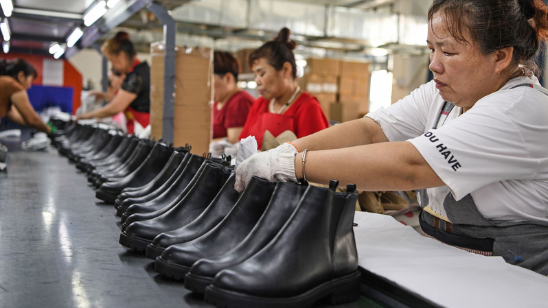 Para buruh di sebuah pabrik sepatu untuk pasar ekspor di kota Huainan, Provinsi Anhui, Tiongkok.   Foto ilustrasi: STR / AFP 