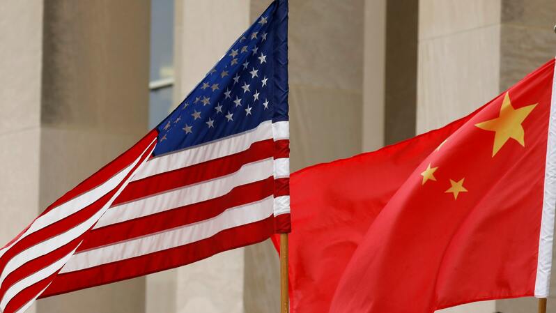 Bendera nasional Amerika Serikat (AS) dan bendera nasional Tiongkok. ( Foto: Reuters )