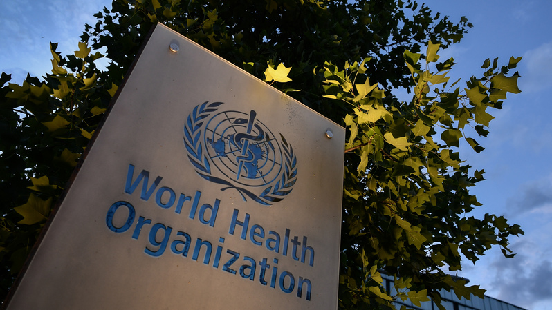 Plang Organisasi Kesehatan Dunia (WHO) yang terpampang di markasnya yang terletak di Jenewa, Swiss. ( Foto: Fabrice COFFRINI / AFP )