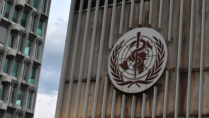Foto yang diambil pada 17 Agustus 2020 memperlihatkan logo Organisasi Kesehatan Dunia (WHO) di Jenewa, Swiss. ( Foto: Fabrice COFFRINI / AFP )