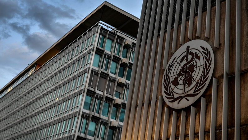 Foto yang diambil pada 17 Agustus 2020 memperlihatkan logo Organisasi Kesehatan Dunia (WHO) di markasnya di Jenewa, Swiss. ( Foto: Fabrice COFFRINI / AFP )