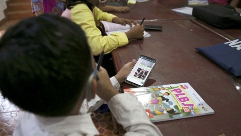 Sejumlah anak mengikuti pembelajaran jarak jauh secara online di Balai Warga RW 05, Kelurahan Kuningan Barat, Jakarta Selatan, Jumat (28/8). Foto: SP/Joanito De Saojoao