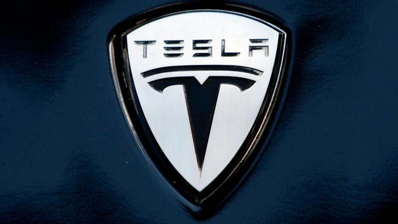 Logo Tesla terlihat di atas kap mesin di salah satu mobil listrik perusahaan. ( Foto: Win McNamee / Getty Images )