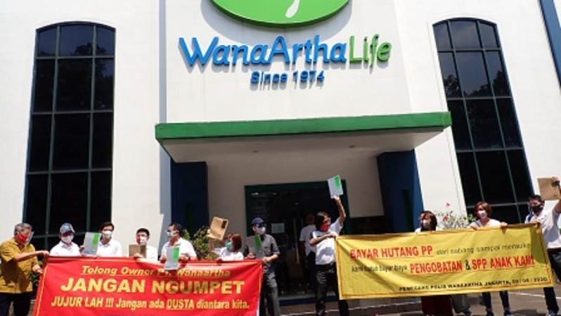 Aksi protes para nasabah WanaArtha Life. Foto: IST