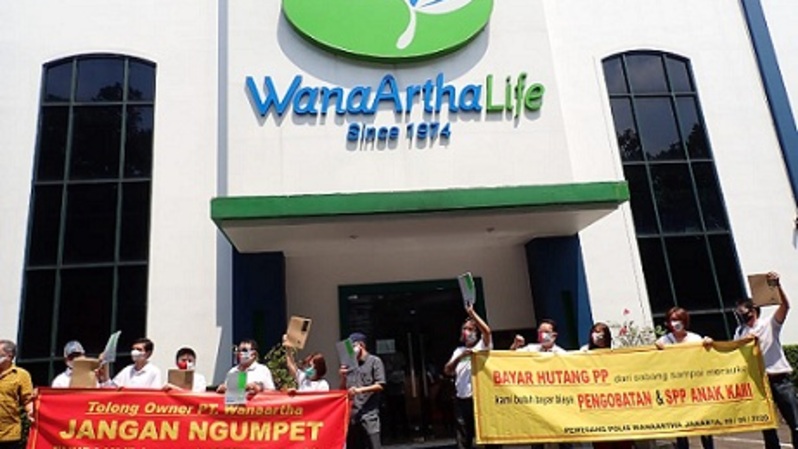 Aksi protes para nasabah WanaArtha Life. Foto: IST